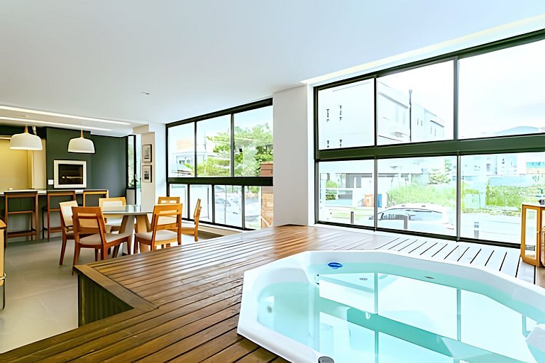 Jacuzzi coberta e aquecida com entrada particular