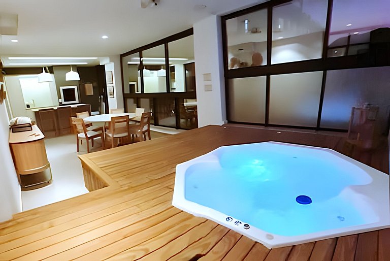 Jacuzzi coberta e aquecida com entrada particular