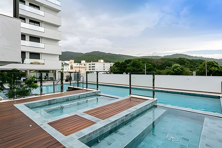 Jacuzzi coberta e aquecida com entrada particular