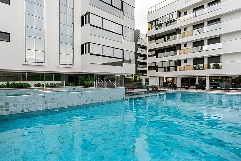 Jacuzzi coberta e aquecida com entrada particular